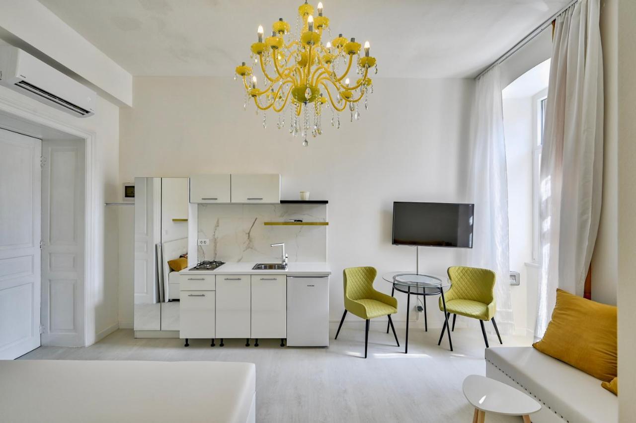 Appartement Collins Amethyst Center à Pula Extérieur photo