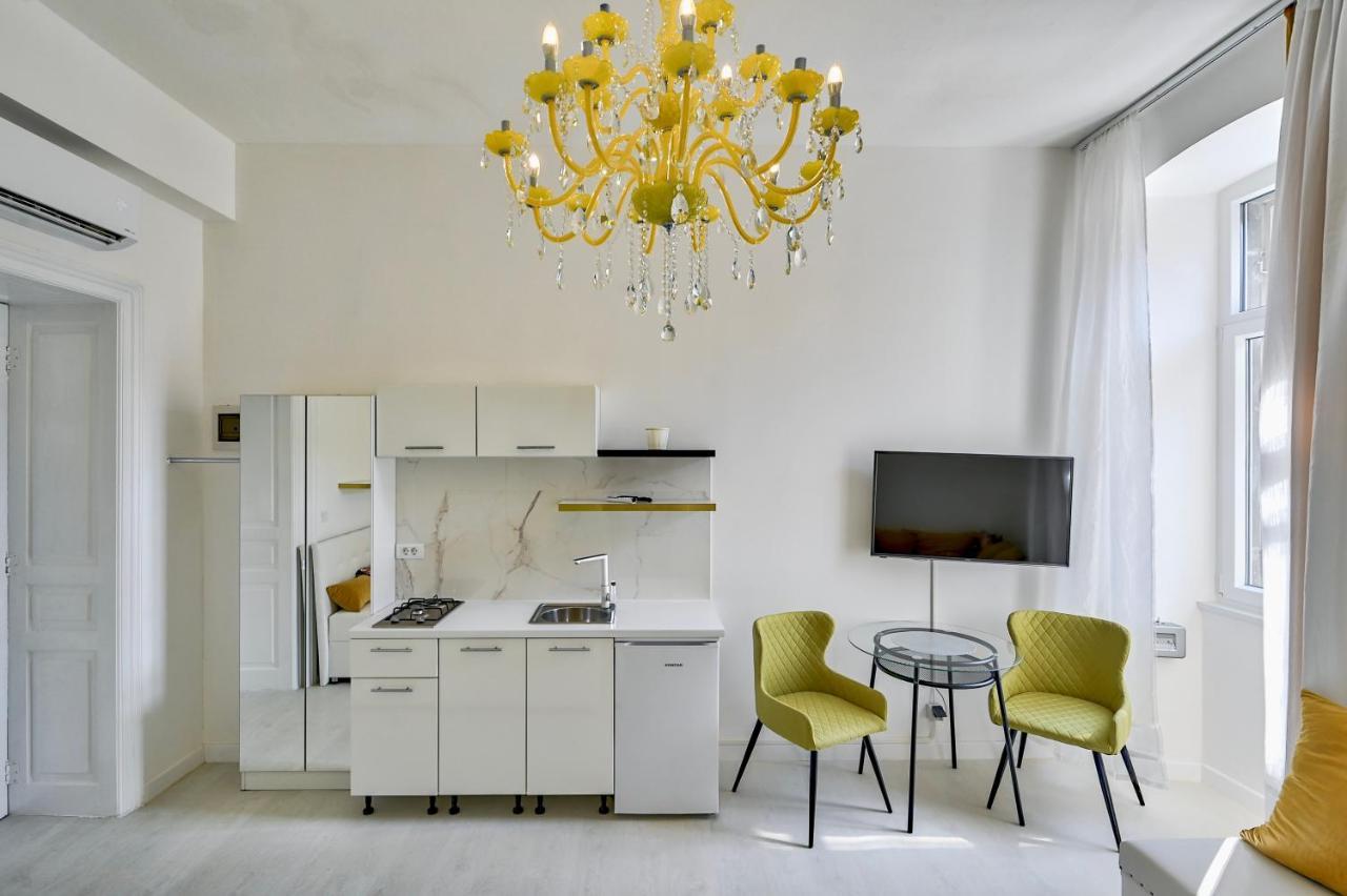 Appartement Collins Amethyst Center à Pula Extérieur photo