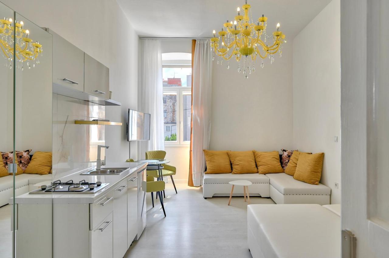 Appartement Collins Amethyst Center à Pula Extérieur photo